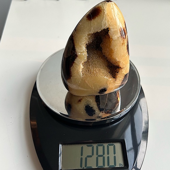 SOLD 🐉 Septarian Egg Nodule // Madagascar 🐉//UV reactive! - Picture 15 of 16